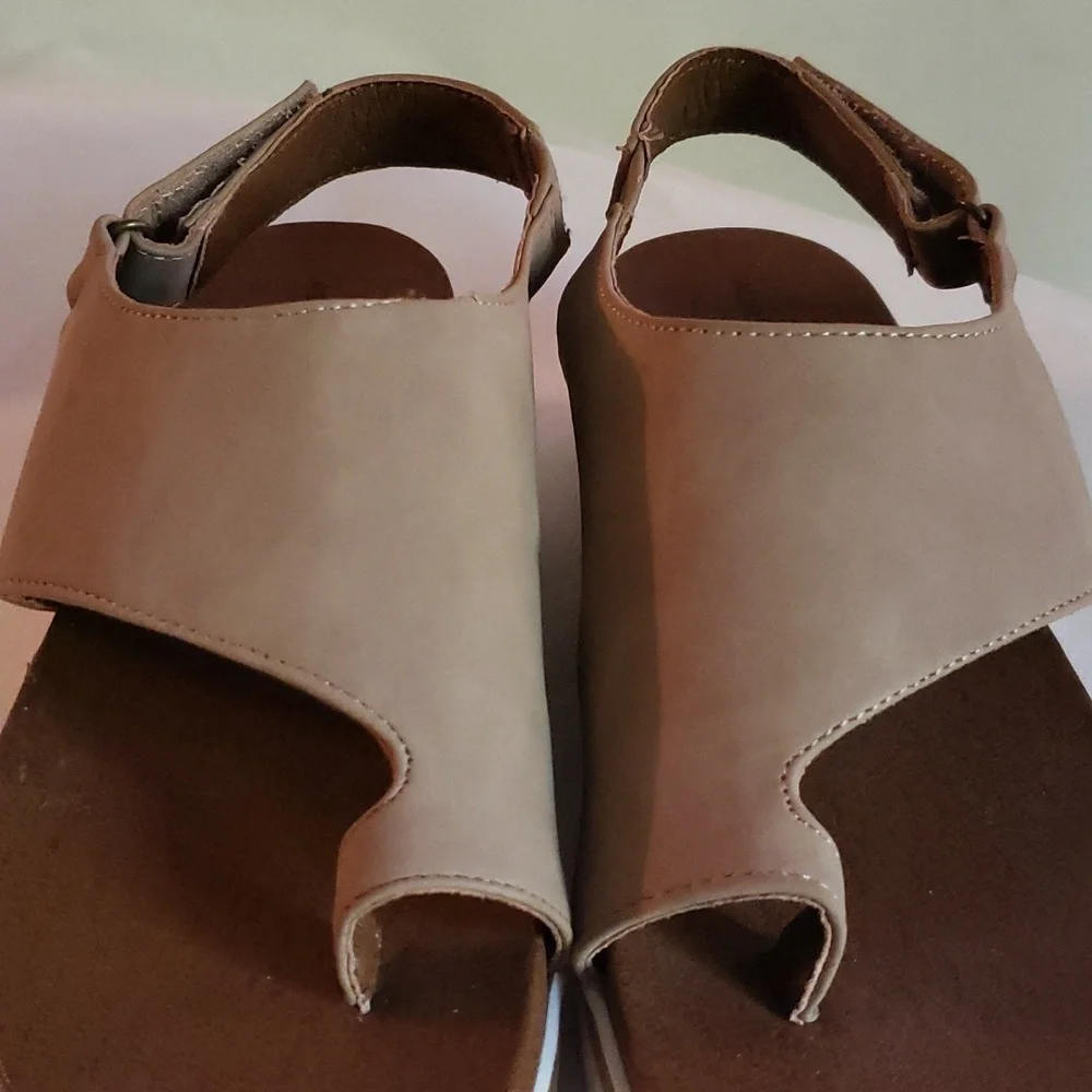 Adrienne Vittadini Sport Beige Summer Sandals 7.5 - Picture 5 of 15